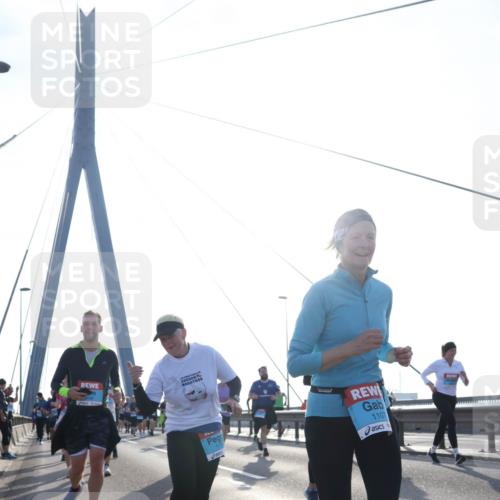 03.10.2026 - Köhlbrandbrückenlauf Tim E. http://msf.ph/oto/10619654 03.10.2026 09:37:59 Position 1 1107 meine-sportfotos.de