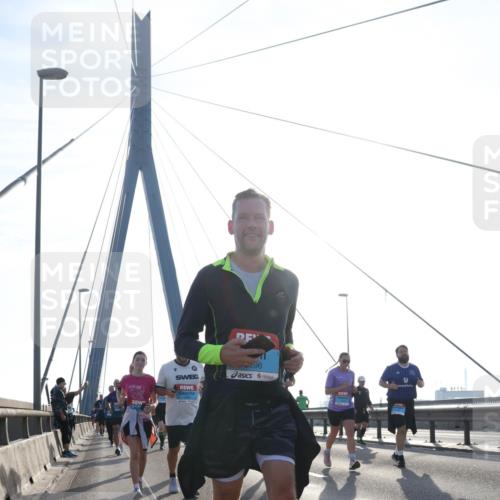 03.10.2026 - Köhlbrandbrückenlauf Tim E. http://msf.ph/oto/10619674 03.10.2026 09:38:00 Position 1 96 meine-sportfotos.de