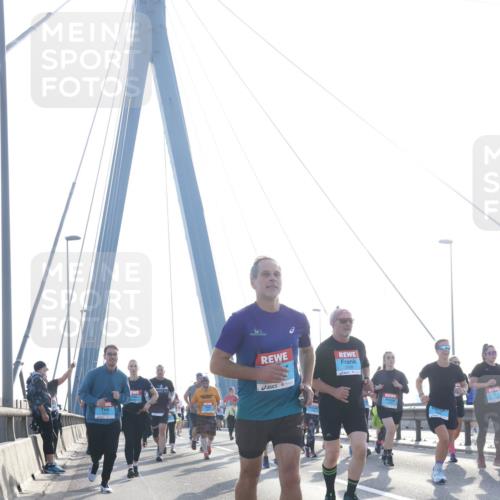 03.10.2026 - Köhlbrandbrückenlauf Tim E. http://msf.ph/oto/10619722 03.10.2026 09:38:04 Position 1  meine-sportfotos.de