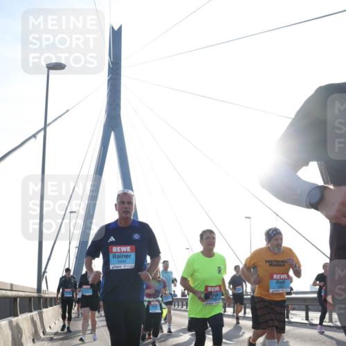 03.10.2026 - Köhlbrandbrückenlauf Tim E. http://msf.ph/oto/10619794 03.10.2026 09:38:11 Position 1 3449 meine-sportfotos.de