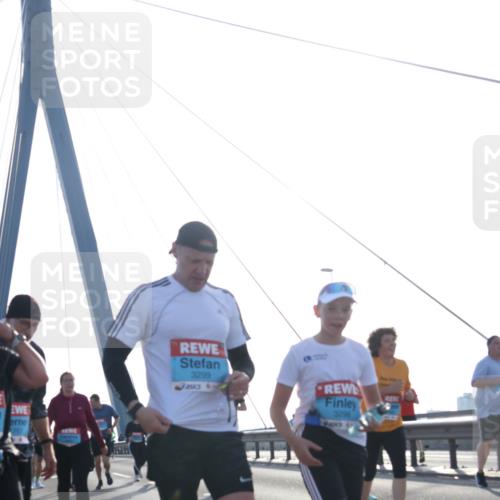 03.10.2026 - Köhlbrandbrückenlauf Tim E. http://msf.ph/oto/10619970 03.10.2026 09:38:22 Position 1 3299, 3296, 194583 meine-sportfotos.de