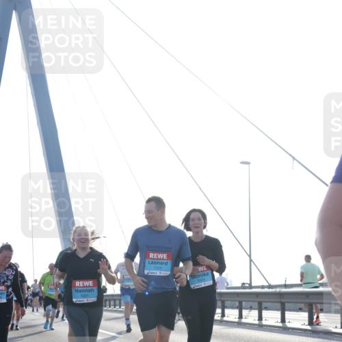 03.10.2026 - Köhlbrandbrückenlauf Tim E. http://msf.ph/oto/10620022 03.10.2026 09:38:27 Position 1 1021, 1020, 3024 meine-sportfotos.de