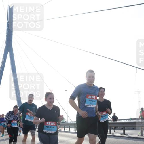 03.10.2026 - Köhlbrandbrückenlauf Tim E. http://msf.ph/oto/10620045 03.10.2026 09:38:28 Position 1 1021, 1020, 3024 meine-sportfotos.de