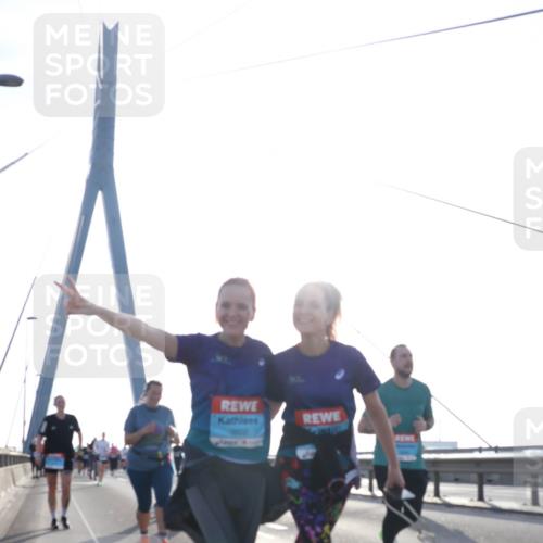 03.10.2026 - Köhlbrandbrückenlauf Tim E. http://msf.ph/oto/10620167 03.10.2026 09:38:37 Position 1  meine-sportfotos.de