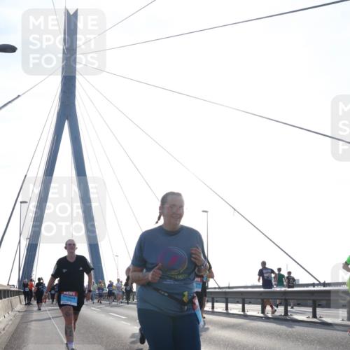 03.10.2026 - Köhlbrandbrückenlauf Tim E. http://msf.ph/oto/10620182 03.10.2026 09:38:38 Position 1  meine-sportfotos.de