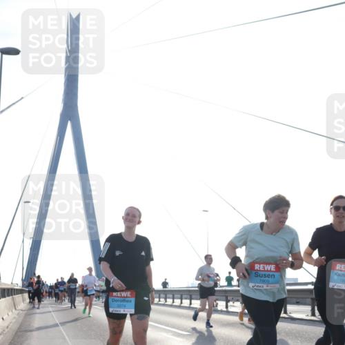 03.10.2026 - Köhlbrandbrückenlauf Tim E. http://msf.ph/oto/10620203 03.10.2026 09:38:40 Position 1 3274, 1909, 1909 meine-sportfotos.de