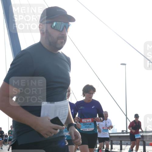 03.10.2026 - Köhlbrandbrückenlauf Tim E. http://msf.ph/oto/10620276 03.10.2026 09:38:48 Position 1 352, 3525, 13 meine-sportfotos.de