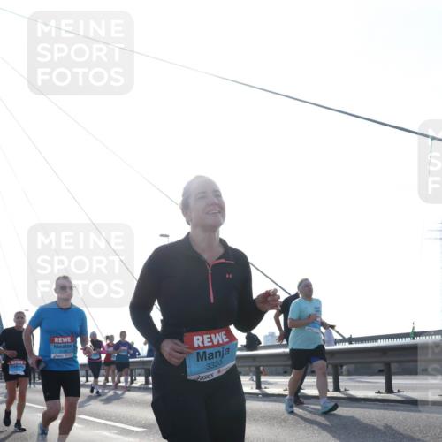 03.10.2026 - Köhlbrandbrückenlauf Tim E. http://msf.ph/oto/10620408 03.10.2026 09:38:59 Position 1 3320 meine-sportfotos.de