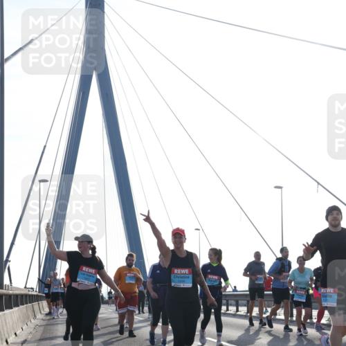 03.10.2026 - Köhlbrandbrückenlauf Tim E. http://msf.ph/oto/10620680 03.10.2026 09:39:32 Position 1 1247, 1248, 1172 meine-sportfotos.de