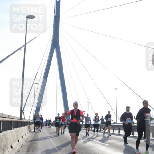 03.10.2026 - Köhlbrandbrückenlauf Tim E. http://msf.ph/oto/10620758 03.10.2026 09:39:39 Position 1  meine-sportfotos.de