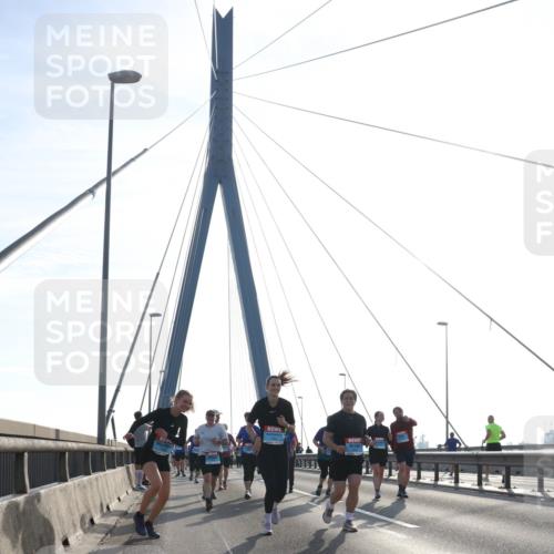 03.10.2026 - Köhlbrandbrückenlauf Tim E. http://msf.ph/oto/10620885 03.10.2026 09:39:50 Position 1  meine-sportfotos.de