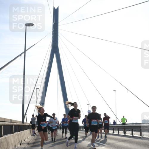 03.10.2026 - Köhlbrandbrückenlauf Tim E. http://msf.ph/oto/10620894 03.10.2026 09:39:51 Position 1  meine-sportfotos.de