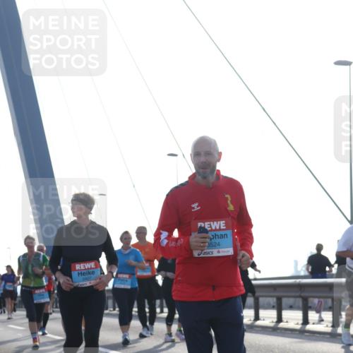 03.10.2026 - Köhlbrandbrückenlauf Tim E. http://msf.ph/oto/10621152 03.10.2026 09:40:11 Position 1 3407, 3524 meine-sportfotos.de