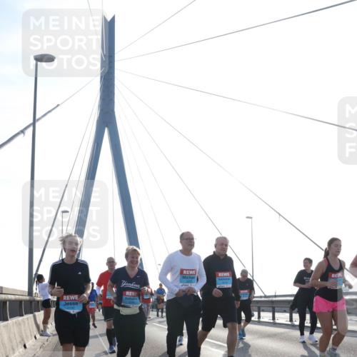 03.10.2026 - Köhlbrandbrückenlauf Tim E. http://msf.ph/oto/10621222 03.10.2026 09:40:17 Position 1 3190, 3218 meine-sportfotos.de