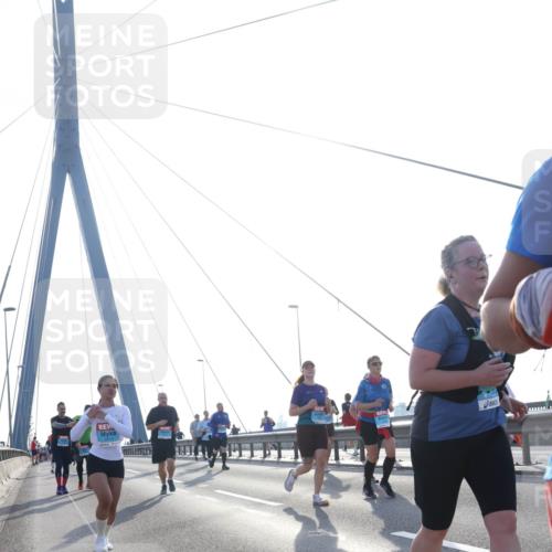 03.10.2026 - Köhlbrandbrückenlauf Tim E. http://msf.ph/oto/10621266 03.10.2026 09:40:24 Position 1  meine-sportfotos.de