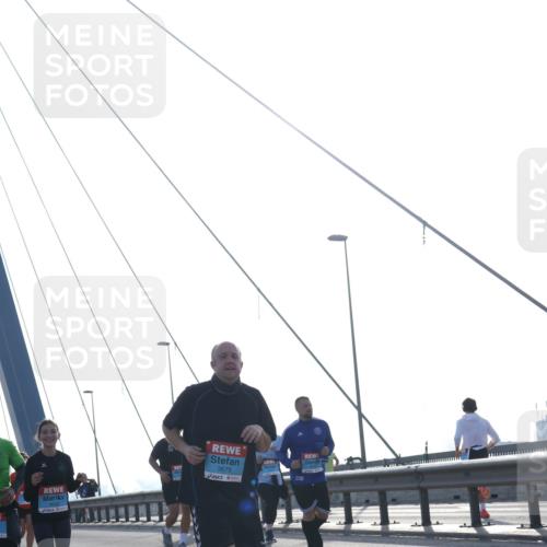 03.10.2026 - Köhlbrandbrückenlauf Tim E. http://msf.ph/oto/10621288 03.10.2026 09:40:26 Position 1 3679 meine-sportfotos.de