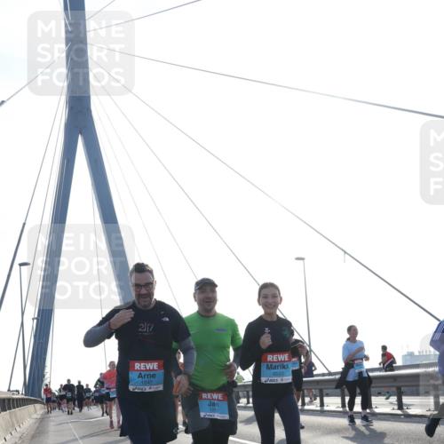 03.10.2026 - Köhlbrandbrückenlauf Tim E. http://msf.ph/oto/10621331 03.10.2026 09:40:28 Position 1 27, 1240, 1239, 3533 meine-sportfotos.de