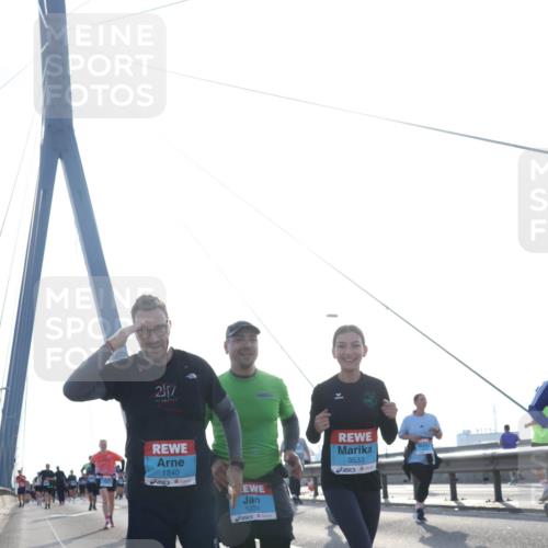 03.10.2026 - Köhlbrandbrückenlauf Tim E. http://msf.ph/oto/10621335 03.10.2026 09:40:29 Position 1 27, 1240, 1239, 3533 meine-sportfotos.de