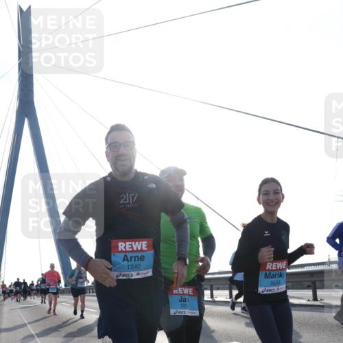 03.10.2026 - Köhlbrandbrückenlauf Tim E. http://msf.ph/oto/10621343 03.10.2026 09:40:29 Position 1 2117, 1240, 1239, 3533 meine-sportfotos.de
