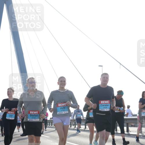 03.10.2026 - Köhlbrandbrückenlauf Tim E. http://msf.ph/oto/10621541 03.10.2026 09:40:54 Position 1 3748, 2795, 2793, 3538 meine-sportfotos.de