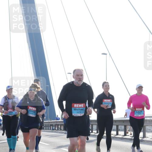 03.10.2026 - Köhlbrandbrückenlauf Tim E. http://msf.ph/oto/10621579 03.10.2026 09:40:58 Position 1 1634, 3529, 3478, 3235 meine-sportfotos.de