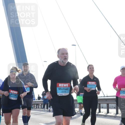 03.10.2026 - Köhlbrandbrückenlauf Tim E. http://msf.ph/oto/10621591 03.10.2026 09:40:59 Position 1 3529, 2465, 3478, 323 meine-sportfotos.de