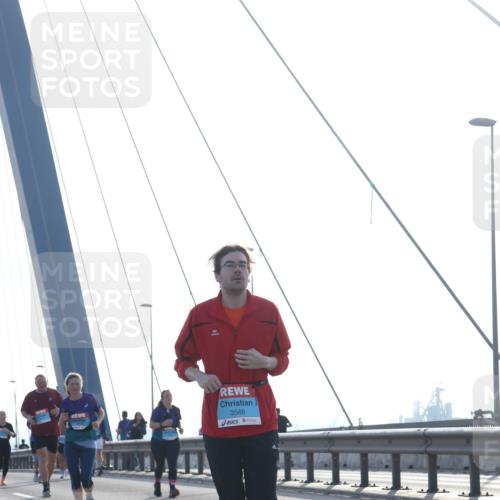 03.10.2026 - Köhlbrandbrückenlauf Tim E. http://msf.ph/oto/10621782 03.10.2026 09:41:16 Position 1 3568 meine-sportfotos.de