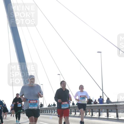 03.10.2026 - Köhlbrandbrückenlauf Tim E. http://msf.ph/oto/10625529 03.10.2026 09:42:01 Position 1 2802, 1275 meine-sportfotos.de