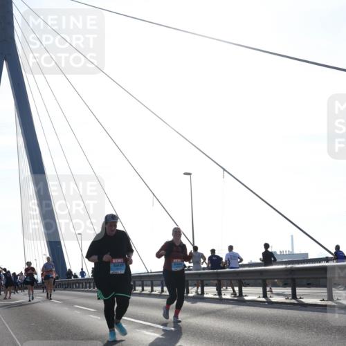03.10.2026 - Köhlbrandbrückenlauf Tim E. http://msf.ph/oto/10625596 03.10.2026 09:42:06 Position 1  meine-sportfotos.de