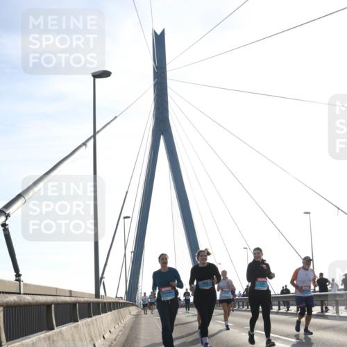 03.10.2026 - Köhlbrandbrückenlauf Tim E. http://msf.ph/oto/10625786 03.10.2026 09:42:25 Position 1  meine-sportfotos.de