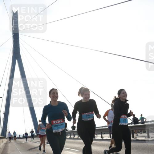 03.10.2026 - Köhlbrandbrückenlauf Tim E. http://msf.ph/oto/10625824 03.10.2026 09:42:27 Position 1 1717, 1718, 1719 meine-sportfotos.de