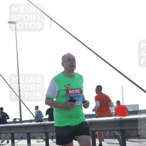 03.10.2026 - Köhlbrandbrückenlauf Tim E. http://msf.ph/oto/10625879 03.10.2026 09:42:31 Position 1 45 meine-sportfotos.de