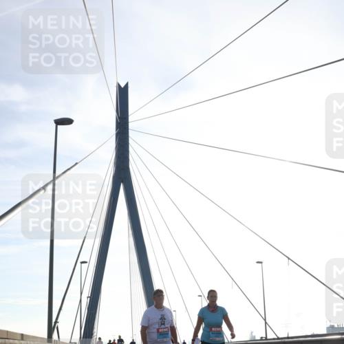 03.10.2026 - Köhlbrandbrückenlauf Tim E. http://msf.ph/oto/10625986 03.10.2026 09:42:43 Position 1  meine-sportfotos.de