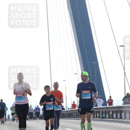 03.10.2026 - Köhlbrandbrückenlauf Tim E. http://msf.ph/oto/10626007 03.10.2026 09:42:50 Position 1 3129, 2751, 3128 meine-sportfotos.de