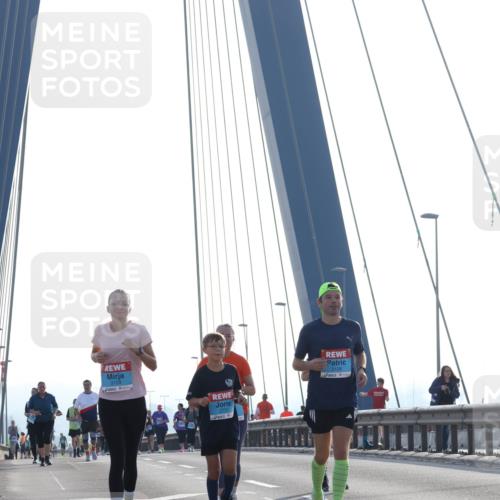 03.10.2026 - Köhlbrandbrückenlauf Tim E. http://msf.ph/oto/10626016 03.10.2026 09:42:50 Position 1 3129, 2751, 3128 meine-sportfotos.de
