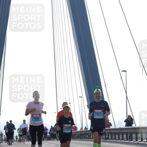 03.10.2026 - Köhlbrandbrückenlauf Tim E. http://msf.ph/oto/10626020 03.10.2026 09:42:51 Position 1 3129, 2751, 3128 meine-sportfotos.de