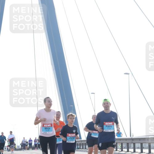 03.10.2026 - Köhlbrandbrückenlauf Tim E. http://msf.ph/oto/10626041 03.10.2026 09:42:53 Position 1 3129, 2751, 3128 meine-sportfotos.de