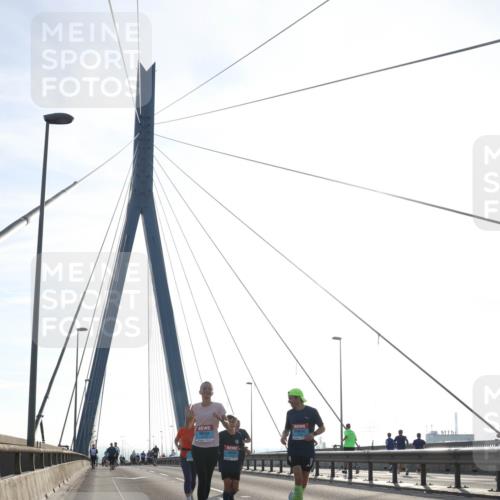 03.10.2026 - Köhlbrandbrückenlauf Tim E. http://msf.ph/oto/10626048 03.10.2026 09:42:55 Position 1  meine-sportfotos.de