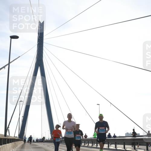03.10.2026 - Köhlbrandbrückenlauf Tim E. http://msf.ph/oto/10626063 03.10.2026 09:42:55 Position 1  meine-sportfotos.de