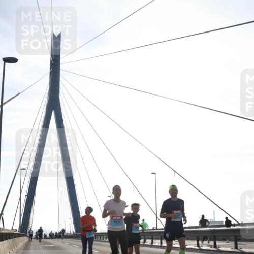 03.10.2026 - Köhlbrandbrückenlauf Tim E. http://msf.ph/oto/10626072 03.10.2026 09:42:56 Position 1  meine-sportfotos.de