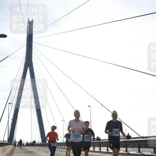 03.10.2026 - Köhlbrandbrückenlauf Tim E. http://msf.ph/oto/10626079 03.10.2026 09:42:56 Position 1  meine-sportfotos.de