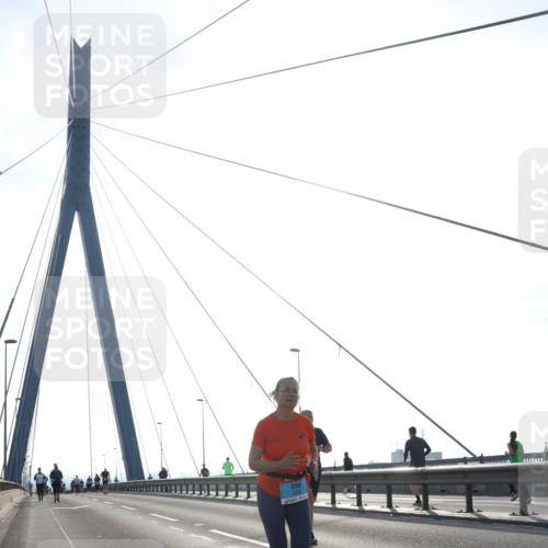 03.10.2026 - Köhlbrandbrückenlauf Tim E. http://msf.ph/oto/10626102 03.10.2026 09:42:58 Position 1  meine-sportfotos.de
