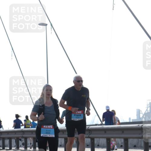 03.10.2026 - Köhlbrandbrückenlauf Tim E. http://msf.ph/oto/10626215 03.10.2026 09:43:15 Position 1 3839, 3319 meine-sportfotos.de