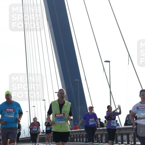 03.10.2026 - Köhlbrandbrückenlauf Tim E. http://msf.ph/oto/10626239 03.10.2026 09:43:19 Position 1 3661, 3678, 3625 meine-sportfotos.de