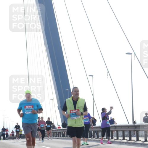 03.10.2026 - Köhlbrandbrückenlauf Tim E. http://msf.ph/oto/10626255 03.10.2026 09:43:21 Position 1 3661, 3678 meine-sportfotos.de