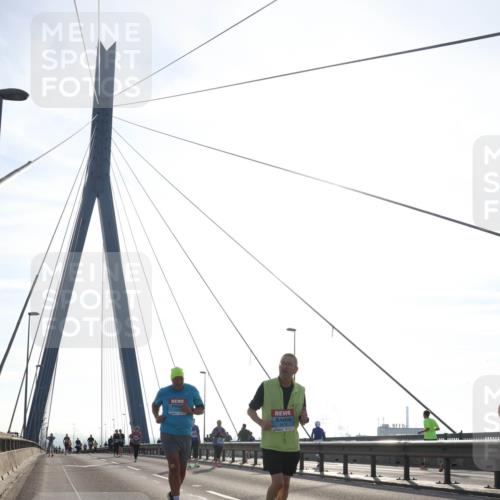 03.10.2026 - Köhlbrandbrückenlauf Tim E. http://msf.ph/oto/10626292 03.10.2026 09:43:25 Position 1  meine-sportfotos.de