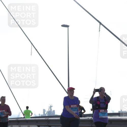 03.10.2026 - Köhlbrandbrückenlauf Tim E. http://msf.ph/oto/10626340 03.10.2026 09:43:31 Position 1 70, 2093, 2092 meine-sportfotos.de