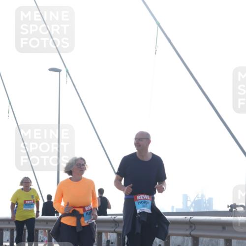 03.10.2026 - Köhlbrandbrückenlauf Tim E. http://msf.ph/oto/10626514 03.10.2026 09:43:53 Position 1 328 meine-sportfotos.de