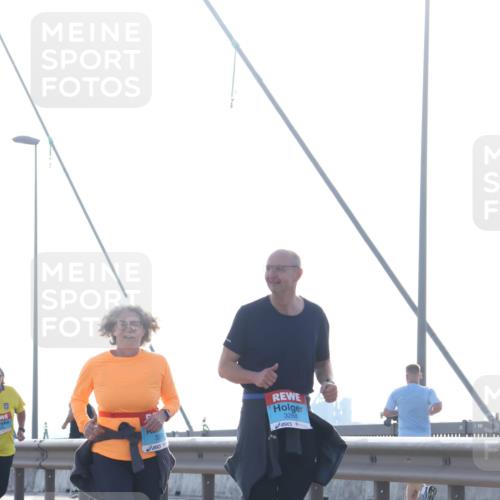 03.10.2026 - Köhlbrandbrückenlauf Tim E. http://msf.ph/oto/10626524 03.10.2026 09:43:53 Position 1 3288 meine-sportfotos.de