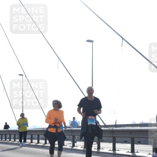 03.10.2026 - Köhlbrandbrückenlauf Tim E. http://msf.ph/oto/10626537 03.10.2026 09:43:54 Position 1  meine-sportfotos.de